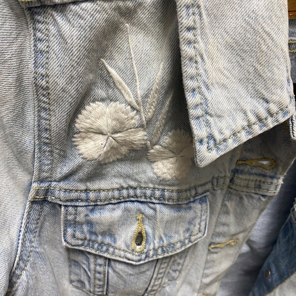 Levi's  Light Blue Demin Embroidered Jean Jacket Size M - Picture 3 of 5